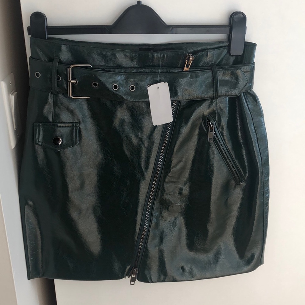 Zip front vinyl skirt w/belt